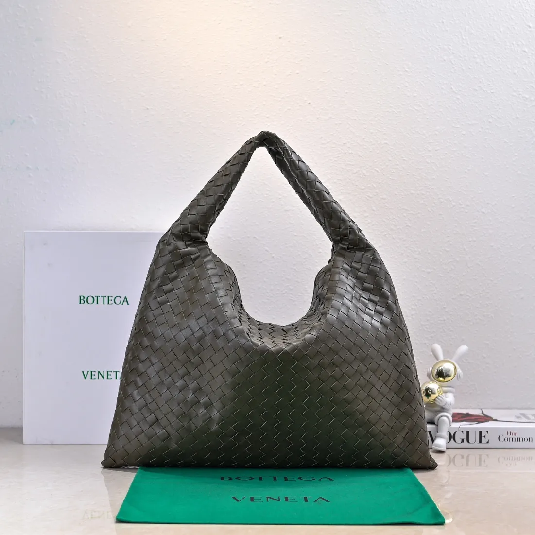 Batch 2160 #Bv New large HOP bag, the bag body and handles are made of a whole piece of woven leather. The bag body is soft and lazy. Hop symbolizes the praise of innovation and eternal craftsmanship [love]. The pyramid silhouette combines practicality and fashion. Modern and casual, the bag mouth is double-sided closed design, more convenient and safe! The cowhide texture also makes the bag more wear-resistant and durable. A must-have for fashionable ladies who like minimalism yet comfortable and casual! Size: 54x24x13, Model: 3970#